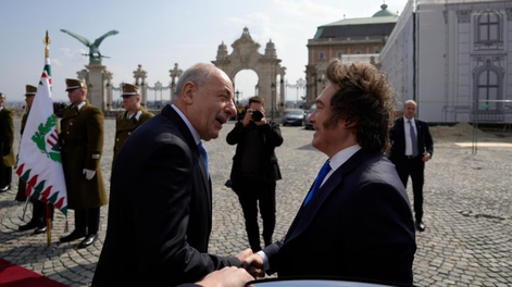 El presidente Javier Milei fue recibido en el Palacio Sándor por su par húngaro, Tamás Sulyok.
