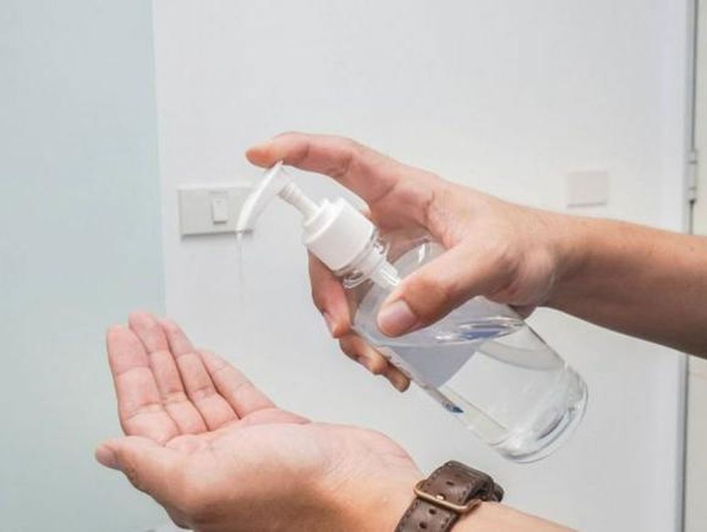 Investigan a Farmacity por tener 9.000 botellas de alcohol en gel en un depósito