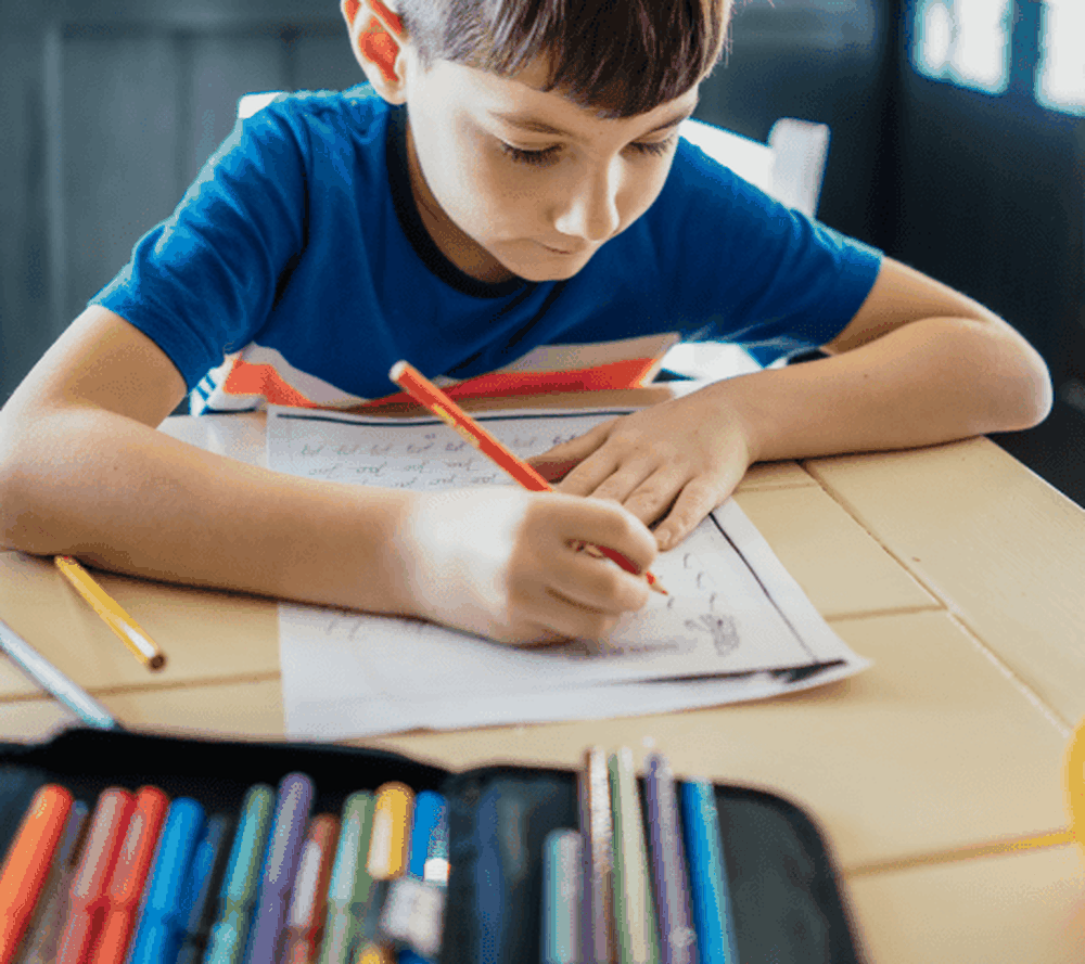 Polémico comercio: resuelven las guías de las escuelas a cambio de dinero