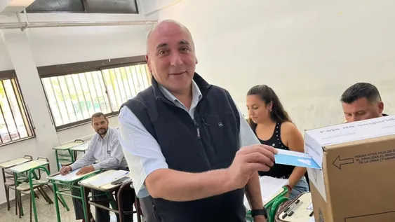 José Peluc emitió su voto.