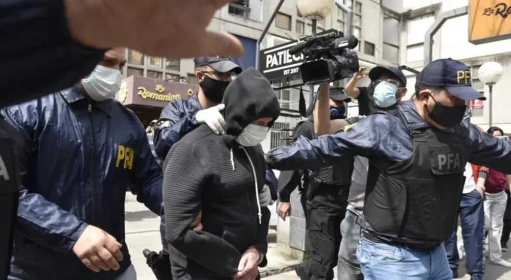 Detuvieron al profesor que les cobraba entre 30 y 40 mil pesos a los alumnos para aprobarlos