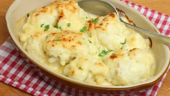 Coliflor gratinado con queso y jamón: la receta para que los niños coman verduras