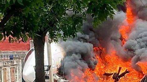 Un avión se despistó, se incrustó contra una casa y hubo 2 muertos