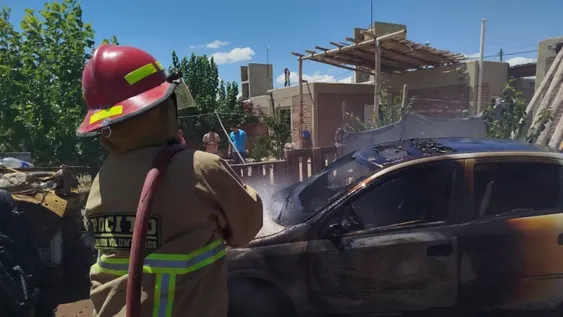 Se prendió fuego un auto en un taller familiar y sospechan de una travesura de niños con pirotecnia