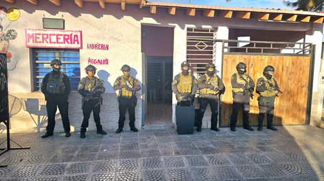 Sorprendieron a una mujer con las manos en la masa: en un operativo antidrogas desarticularon un kiosco de drogas