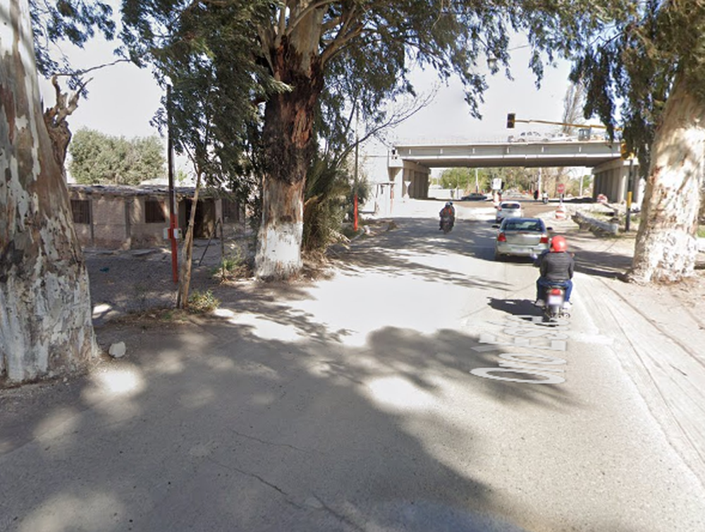 Hallan a un hombre muerto a la vera de la calle: tenía un casco puesto, pero no está la moto