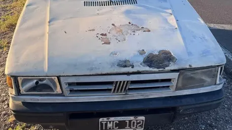 Un auto entró sin frenar a la Ruta 40 y embistió a un motociclista