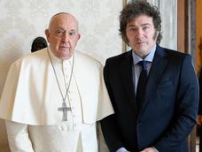 Milei con el Papa Francisco. Milei con el Papa Francisco.