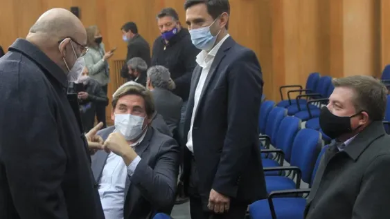 Intendentes que no repiten, entre poner uno o varios postulantes de su equipo