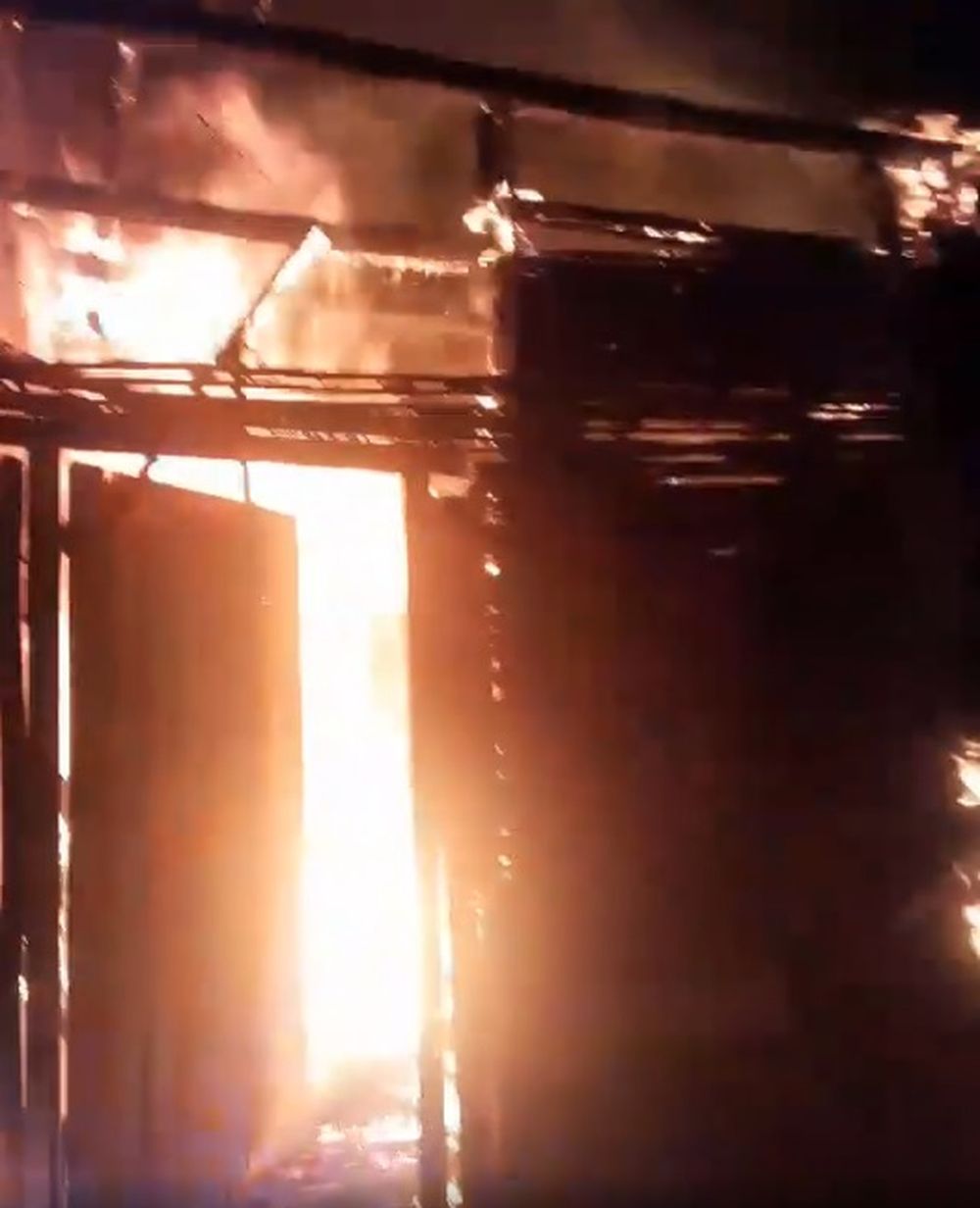 Tremendo video: así se quemaba una humilde vivienda a causa de una vela