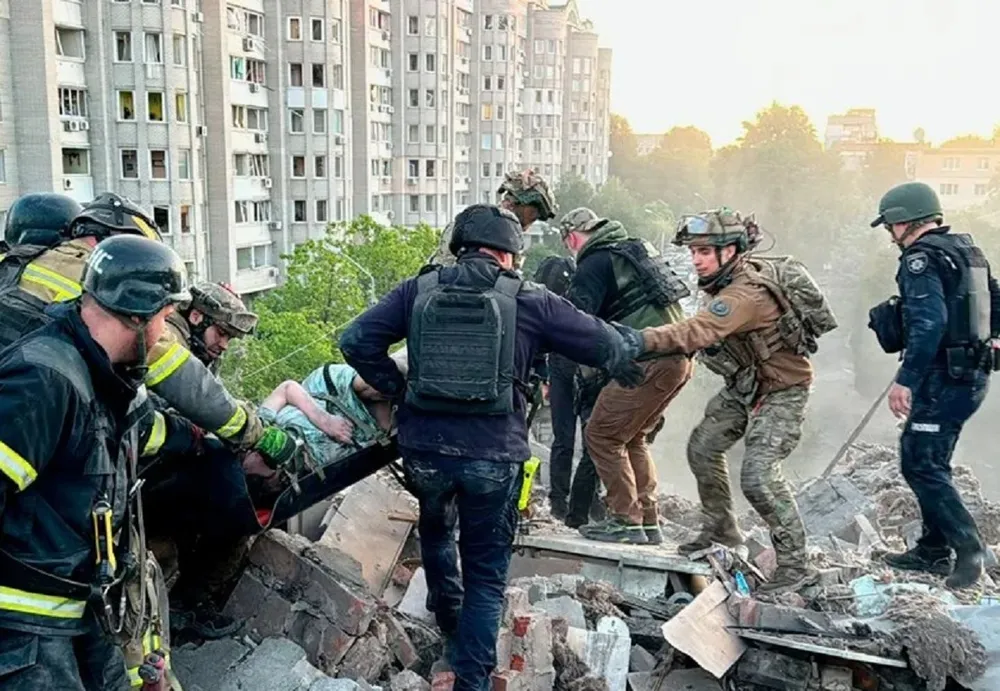 Rusia atacó a Ucrania con misiles: al menos 17 muertos, decenas de heridos y Kiev en llamas