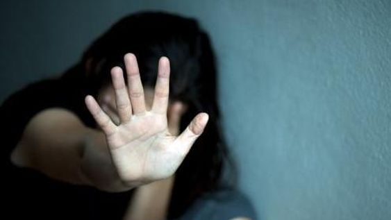 Abusó a la amiga de su hermana menor, diciéndole que era un juego