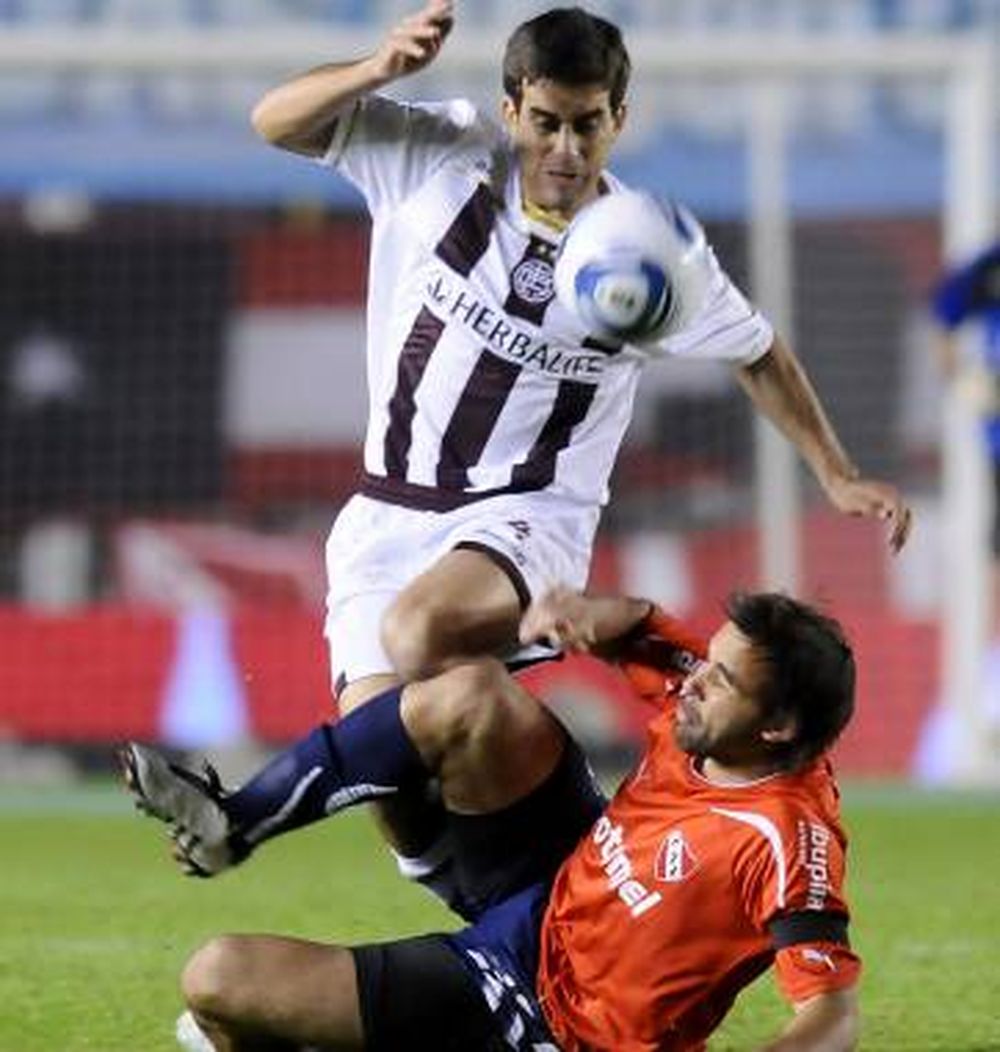 Lanús ganó y le respira cerca a Vélez