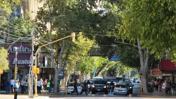Postales de la cuarentena: cierre de comercio y peatonal; colas en farmacias, súper y cajeros