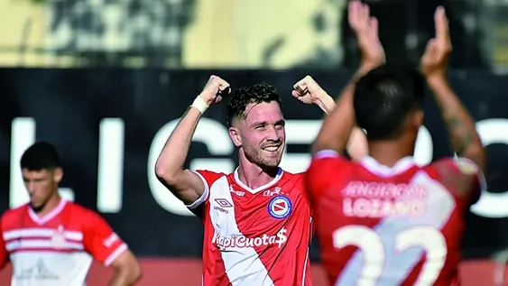 GOLEADOR. Tomás Molina festeja en La Paternal. Argentinos Juniors no perdonó nada contra Estudiantes y es puntero