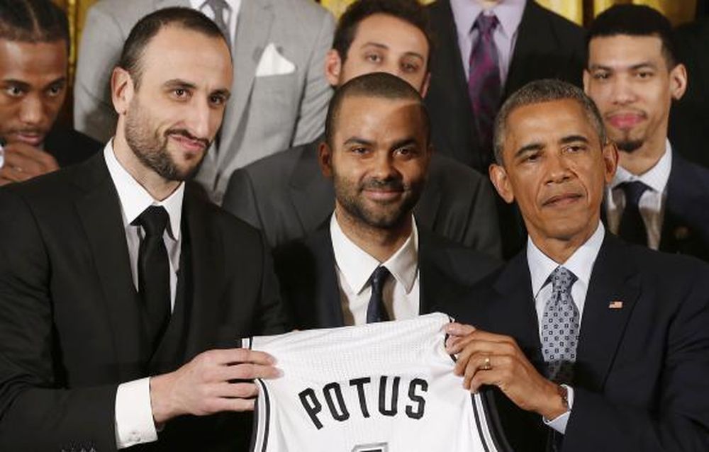 Manu le regaló una camiseta a Obama