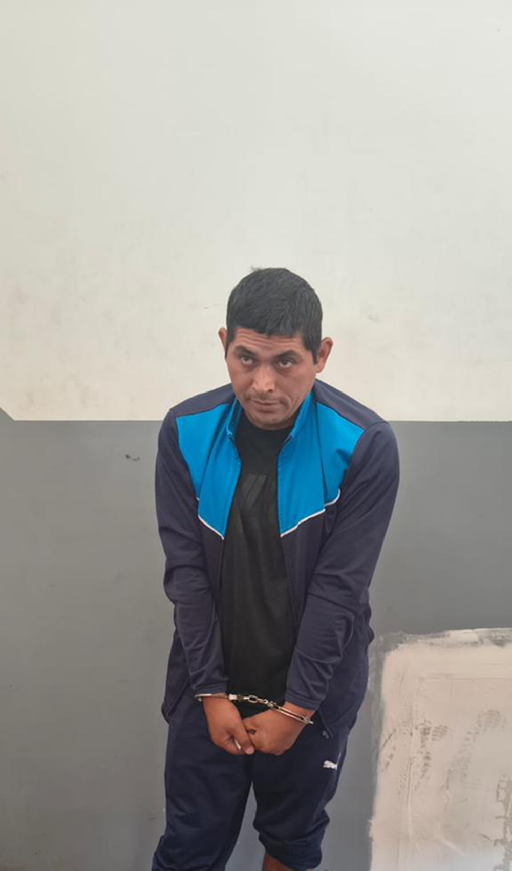 El aprehendido, de apellido Gómez, tras el allanamiento realizado en Pocito.&nbsp;