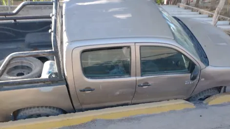 Casi completa un vuelco por descompensarse en una camioneta