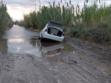 Vecinos denuncian un caño roto sobre calle Dr. Ortega que se rompe constamente y que genera inundaciones y aislamiento para tres barrios de Rawson. Vecinos denuncian un caño roto sobre calle Dr. Ortega que se rompe constamente y que genera inundaciones y aislamiento para tres barrios de Rawson.