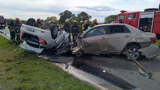 El choque frontal entre un Toyota Corolla y un Renault Logan ocurrió en el kilómetro 318,5 de la Ruta Provincial 65.