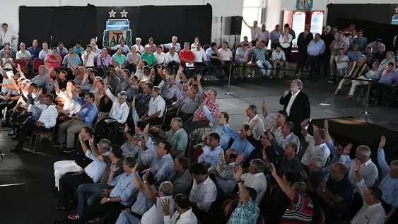 El fútbol argentino trata de salir de una pero se mete en otra