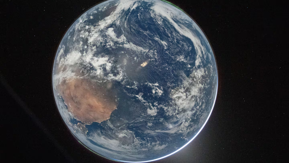 La Tierra vista desde la nave Orion que va rumbo a la Luna.