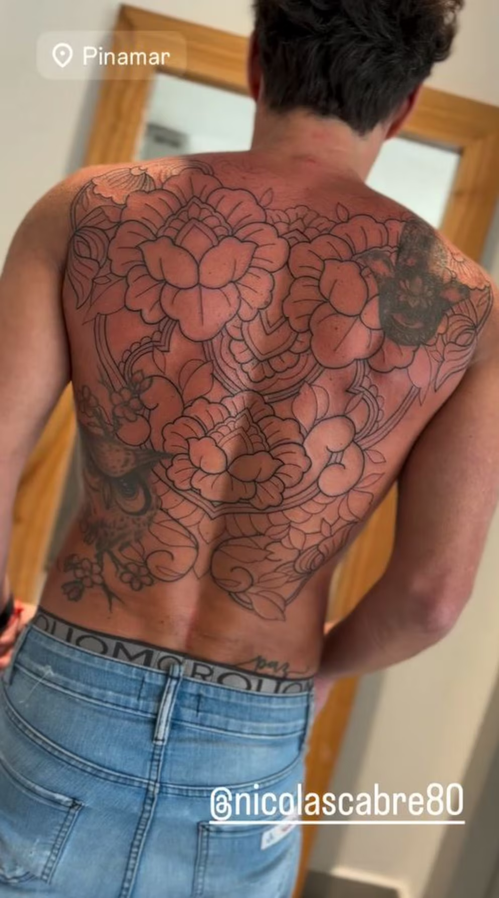 El nuevo tatuaje de Nicol&aacute;s Cabr&eacute; cubre casi toda su espalda y forma parte de un proceso que continuar&aacute; en pr&oacute;ximas sesiones.
