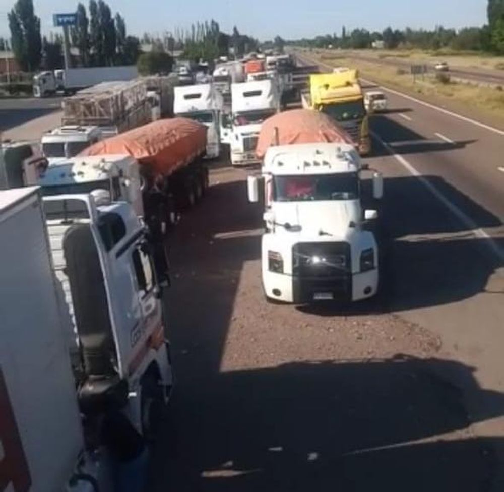 Pese a la flexibilización de los trámites, siguen las demoras para que los camiones crucen a Chile