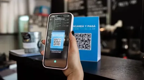 MERCADO PAGO  pedirá una licencia bancaria buscando convertirse en el banco digital más grande del país. Esta le permitiría ampliar su cartera de productos, además de captar recursos del público a través de cuentas de cheques, cuentas de ahorro o depósitos a plazo fijo, para posteriormente colocarlos en operaciones crediticias como préstamos comerciales, hipotecarios y otros.