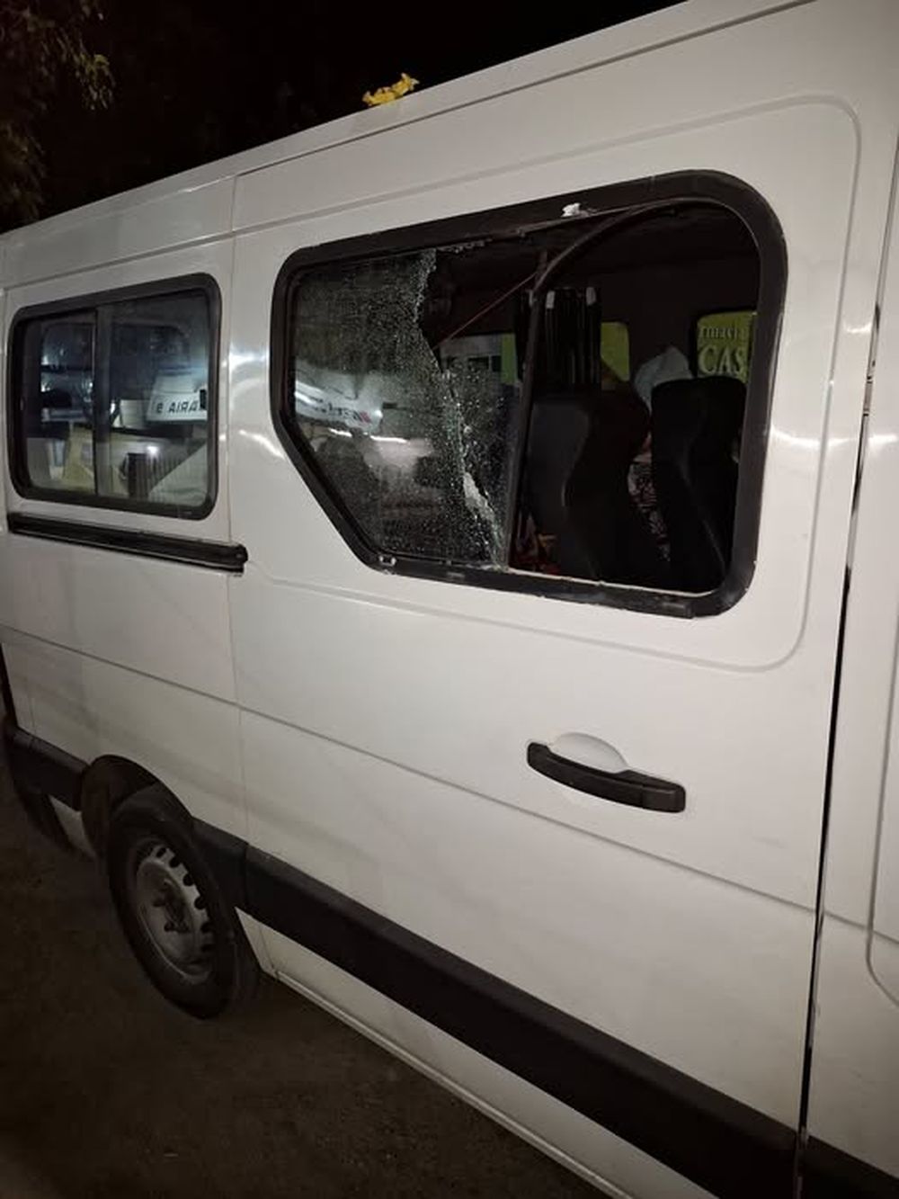 Venían de viaje y les reventaron un vidrio con una piedra