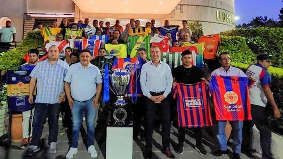EL VICEGOBERNADOR  Fabián Martín junto a los dirigentes, en la presentación del trofeo Bicampeones de América y las camisetas de los clubes participantes.