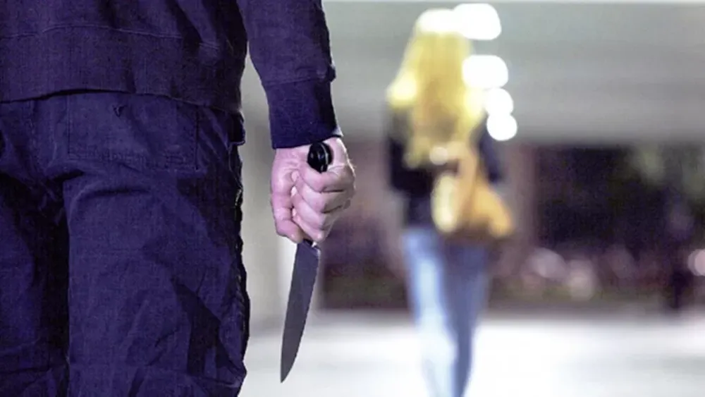 Motochorros amenazaron y agredieron con un cuchillo a una joven para robarle el celular