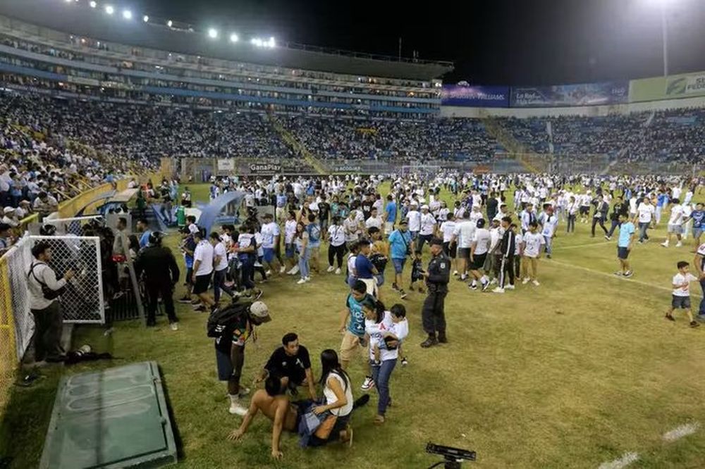Tragedia en El Salvador: estampida en un cancha de fútbol deja unos 12 muertos