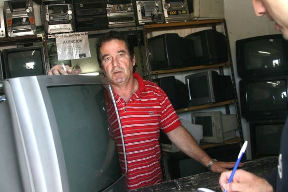 Enfrentó a ladrones y les quitó el arma