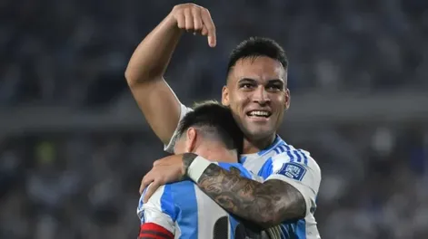 Lautaro Martínez se abraza con Lionel Messi.