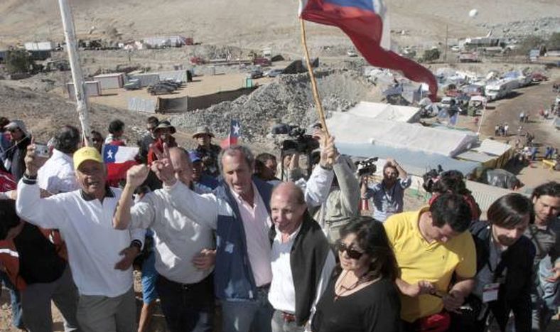Un emotivo contacto en Chile con los 33 mineros