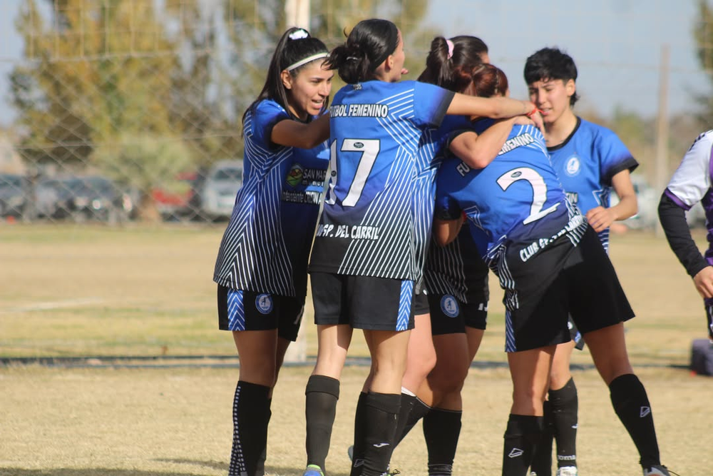 PUNTERAS. Las chicas de Aston Birra volvieron a festejar.