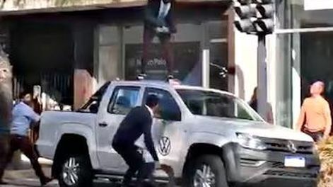 [VIDEO] Destruyó con un palo una camioneta y lo bajaron de un “conazo”