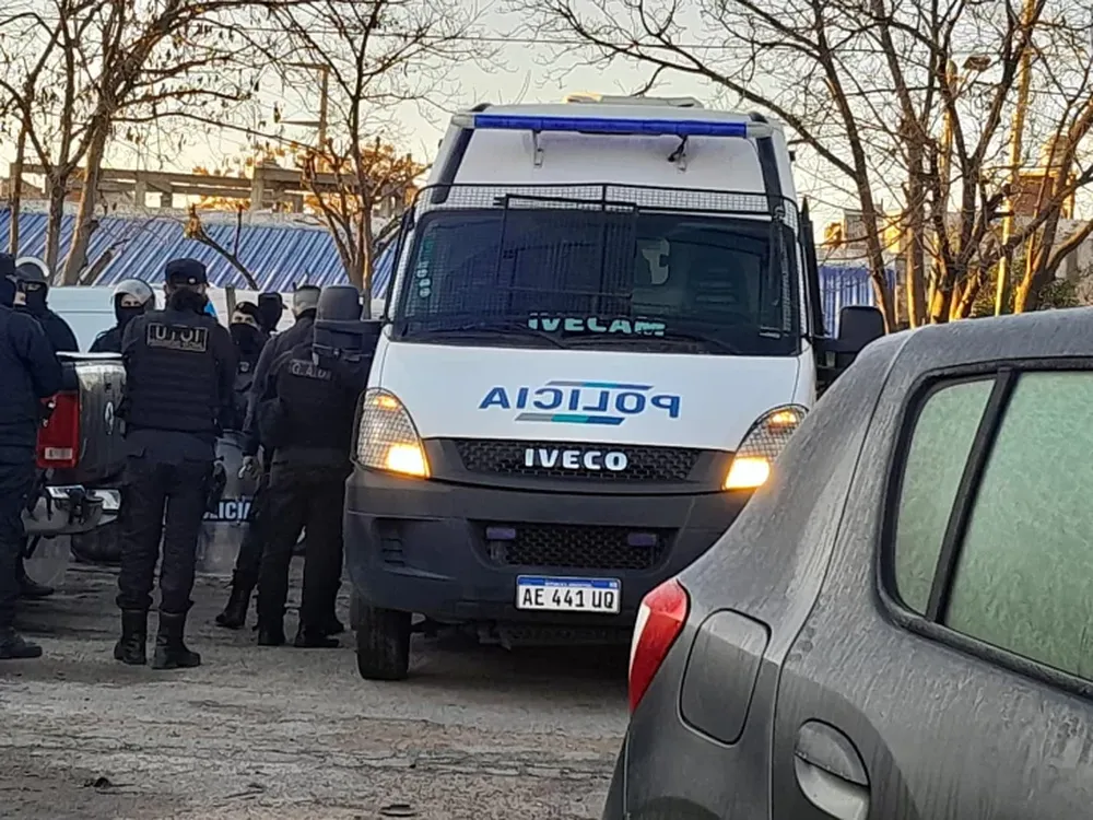 Intentan evadirse de una comisaría y toman a dos policías de rehenes durante 5 horas