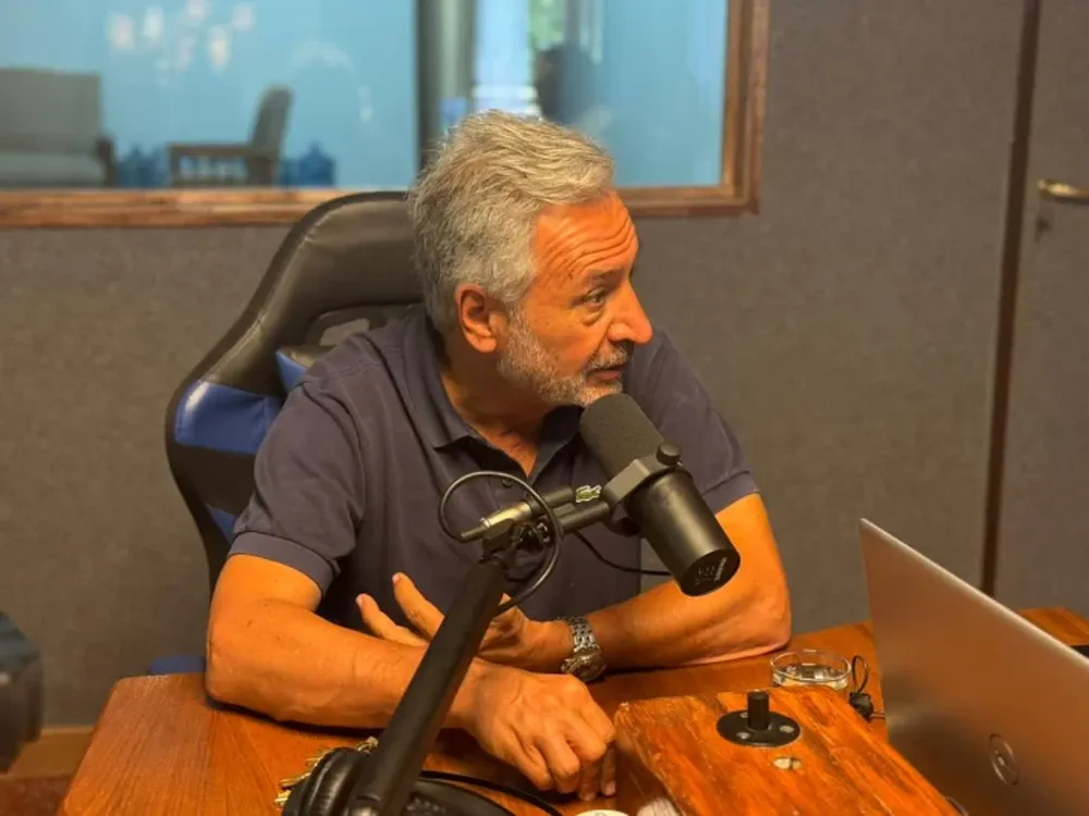 Roberto Basualdo en Radio Colón.-