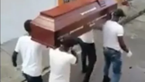 VIDEO: en Colombia los policías hicieron el “baile del ataúd” para prevenir el Covid-19