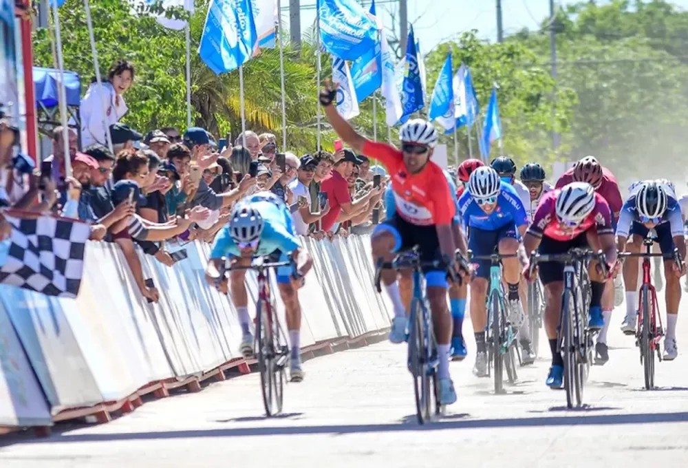 Rosas triunfó y pasó al frente