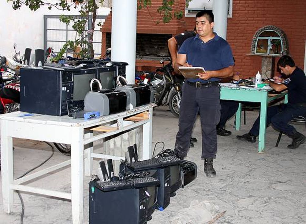 Por una barreta, caen tras robar una escuela