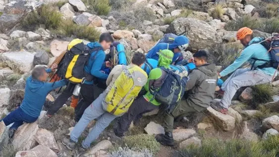 Un escalador cayó desde una montaña y fue rescatado con heridas
