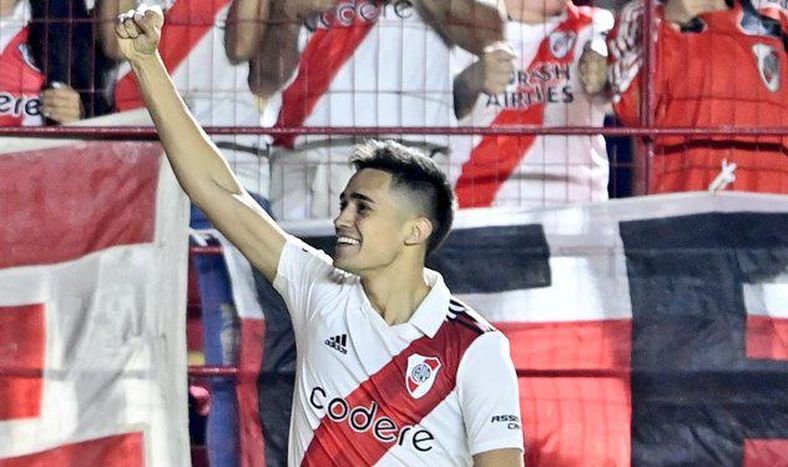 Con un triplete de Solari y un gol de Beltrán, River aplastó a Defensa y se metió en cuartos