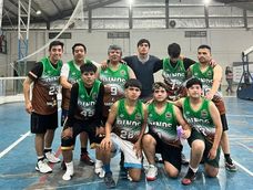 Dinos. El equipo de capitanea Roly Montaño es uno de los animadores del Clausura iglesiano.