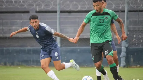EN MENDOZA. El Verdinegro se enfrentó a Independiente Rivadavia en su segunda presentación de pretemporada. El equipo de Antuña cayó por la mínima ante la Lepra. En la foto, Pelaitay se lleva la pelota.
