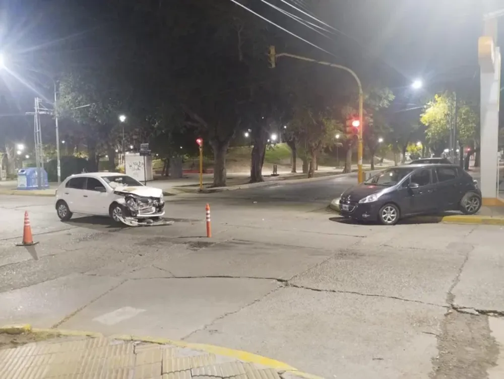 Fuerte choque en una esquina con semáforos: investigan quién pasó en rojo