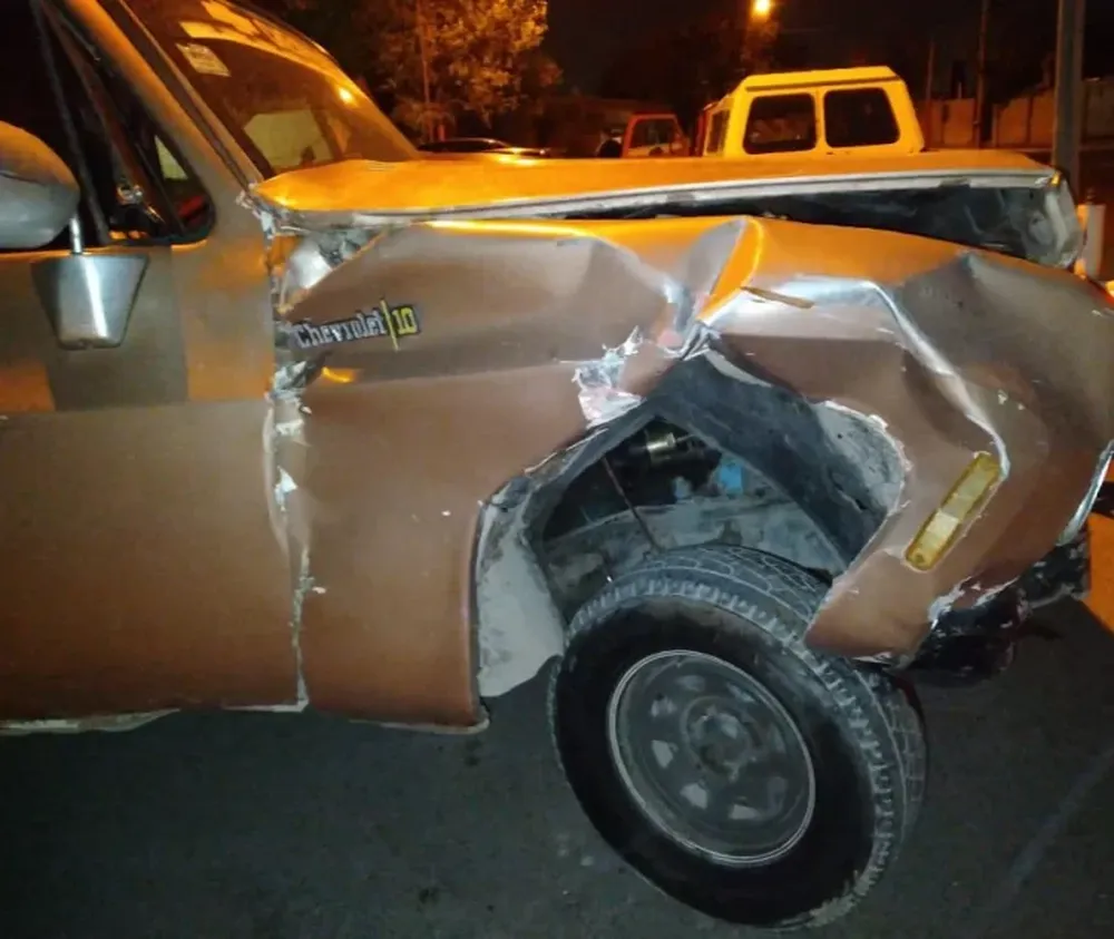 Conducía ebrio, chocó y terminó contra el frente de una casa