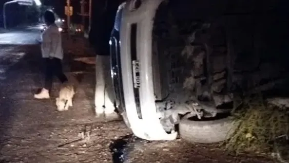 Un hombre y su hijo terminaron en el hospital después de volcar en Pocito
